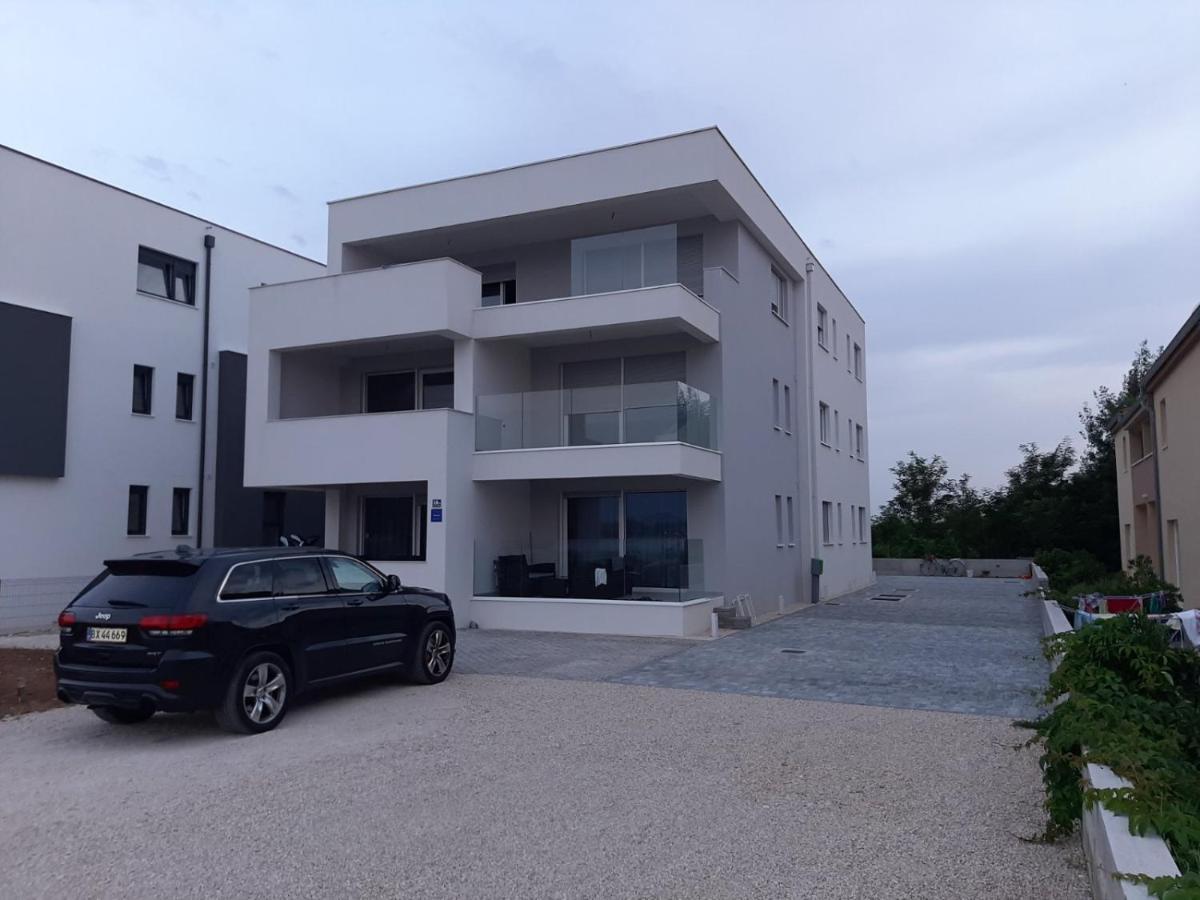 B & R Summer Breeze Apartments Nin Exterior photo